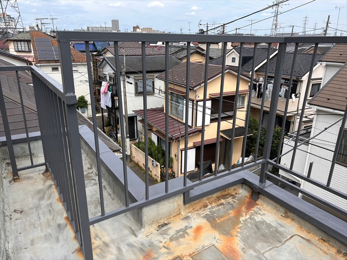 狛江市和泉本町にて屋上の鉄柵塗装を行わせていただきました